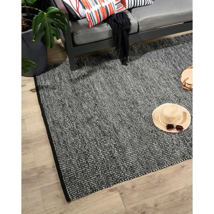 Freya Outdoor Rug - Black/White