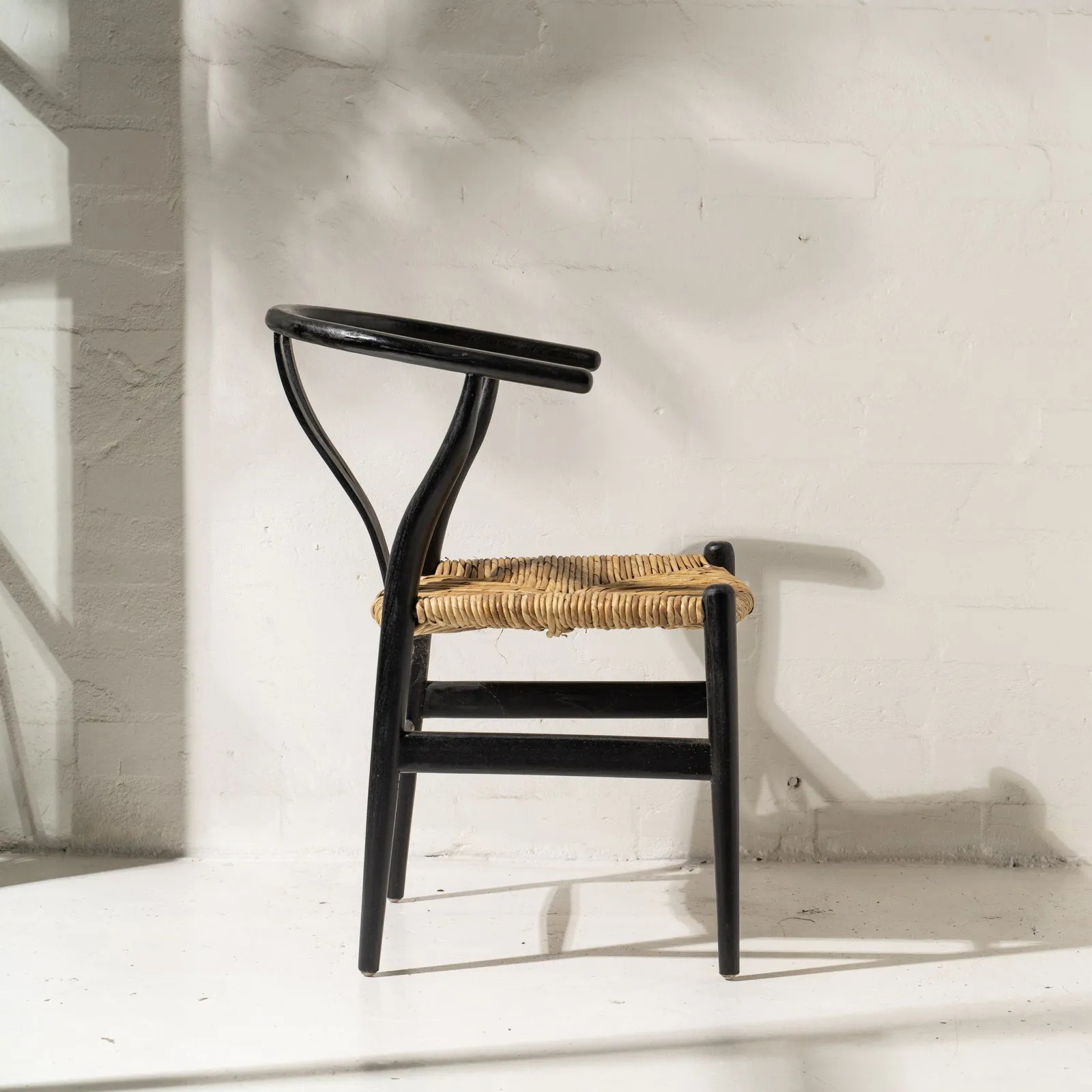 TEAK SARIN WISHBONE CHAIR, BLACK